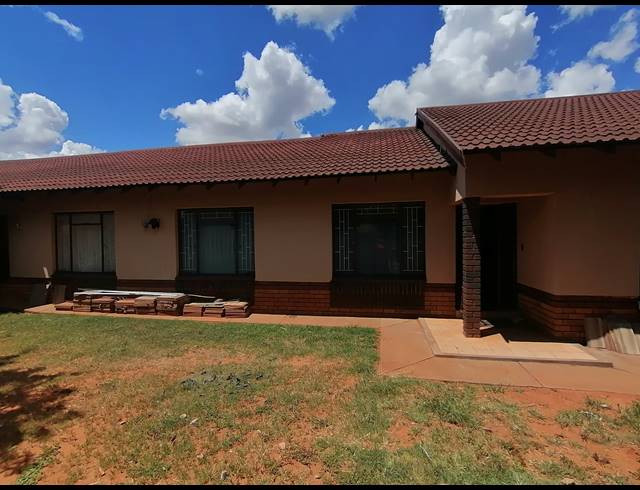 4 BEDROOM FREESTANDING FOR SALE IN STILFONTEIN EXT 4